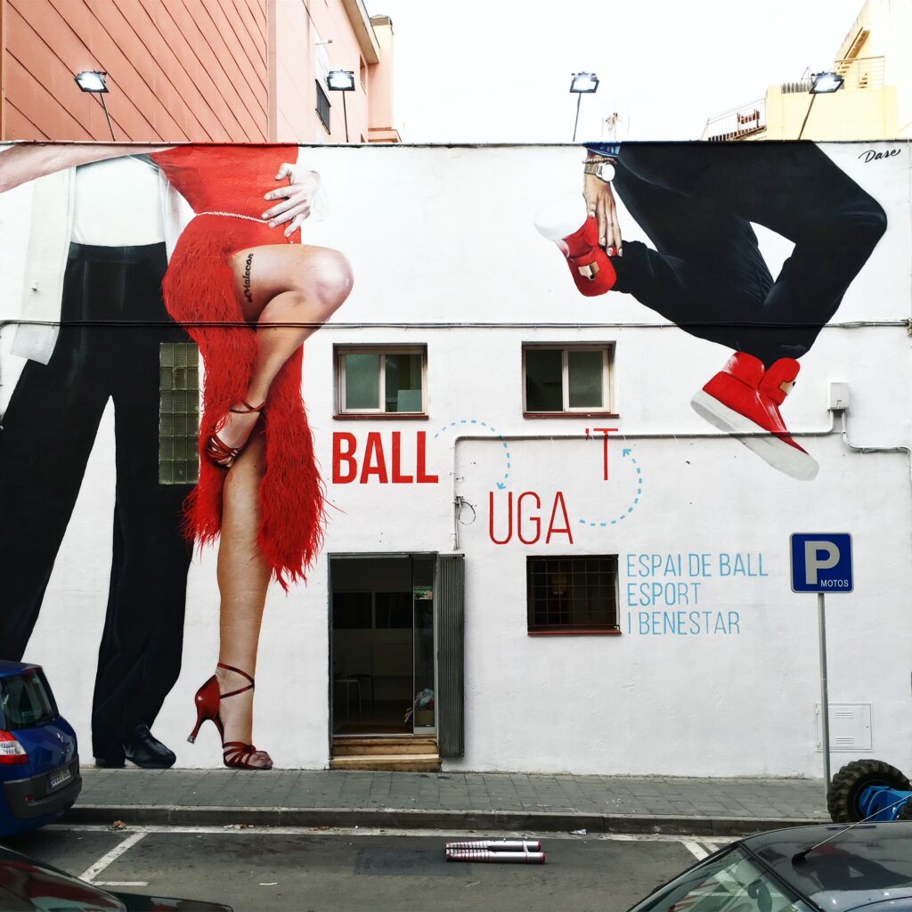 Mural exterior corporativo diseñado a medida para la fachada de una empresa, reforzando la imagen de marca y la identidad visual.