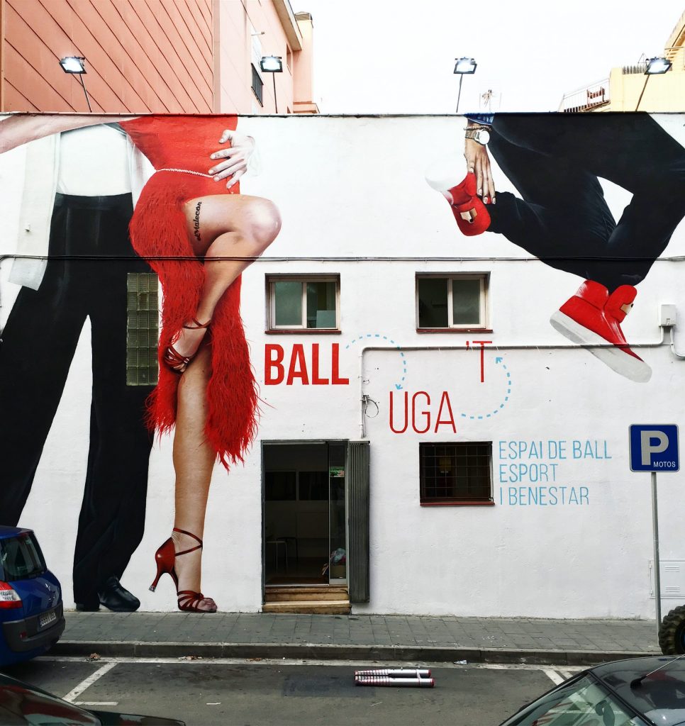 Mural exterior corporativo diseñado a medida para la fachada de una empresa, reforzando la imagen de marca y la identidad visual.