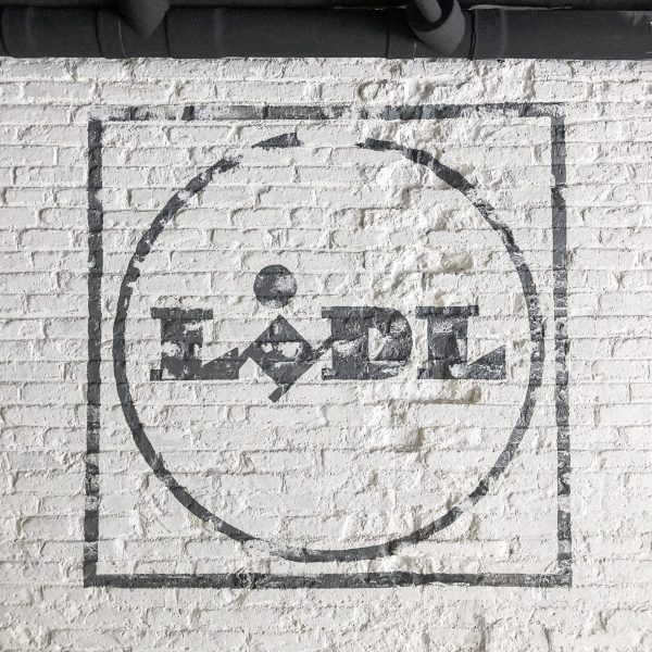 Murales para empresas rotulación logo a mano