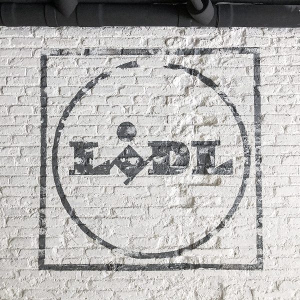 Murales para empresas rotulación logo a mano