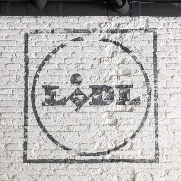 Murales para empresas rotulación logo a mano