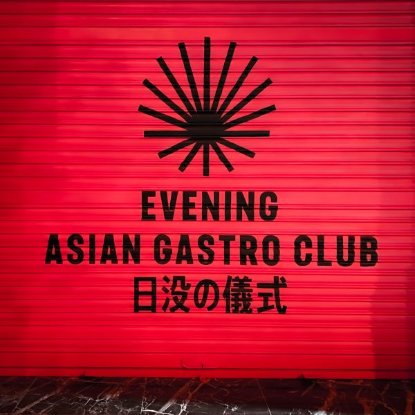 Mural para el bar Asian Gastro Club transformando el cierre en una herramienta de marketing 24 horas.