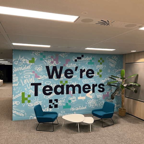 Grafiteros profesionales que han pintado un mural corporativo personalizado en la pared interior de una oficina para mejorar el branding.