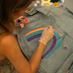 Personalización de un pantalón en directo con un arcoíris.
