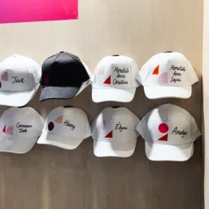 Colección de gorras personalizadas en vivo con nombres.